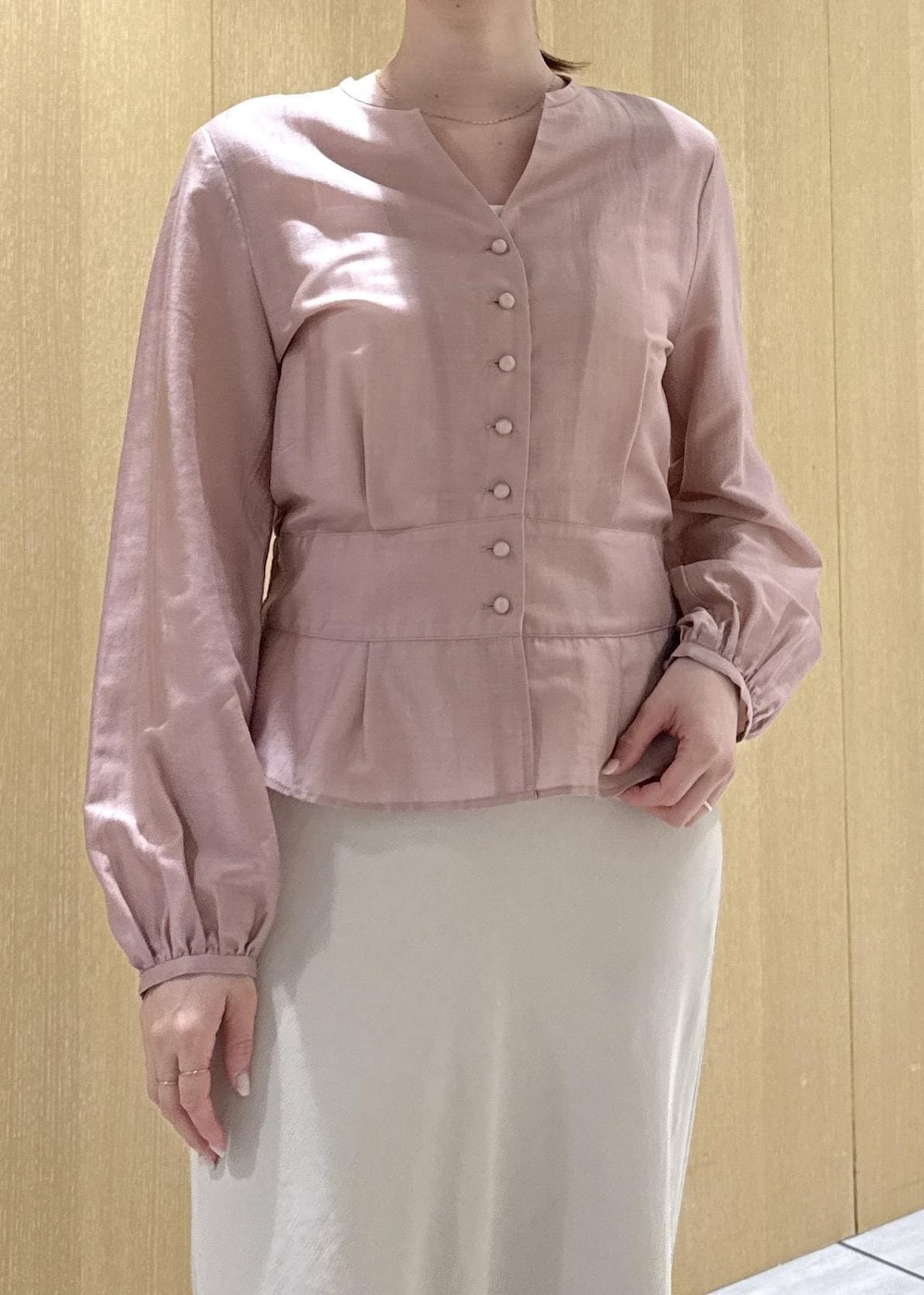 ベージュ系のトレンチコート、ベージュ系のスカート、ピンク系のシャツ/ブラウスを着用したレディースの春コーディネートの7枚目の写真