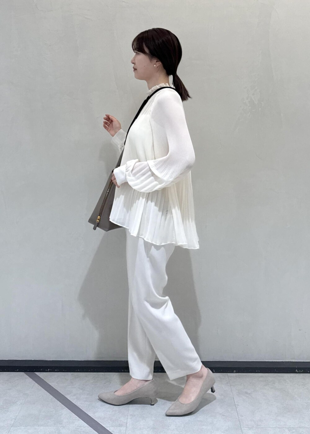 ブラウン系のトートバッグ、ホワイト系のシャツ/ブラウス、ベージュ系のその他パンツを着用したレディースの冬コーディネートの2枚目の写真