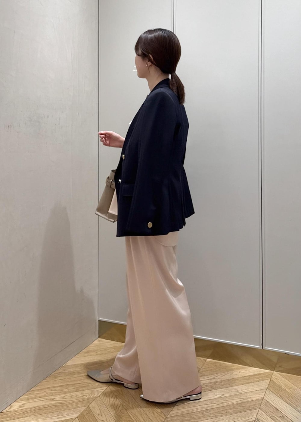 ピンク系のシャツ/ブラウス、ピンク系のその他パンツ、ベージュ系のハンドバッグを着用したレディースの春コーディネートの2枚目の写真