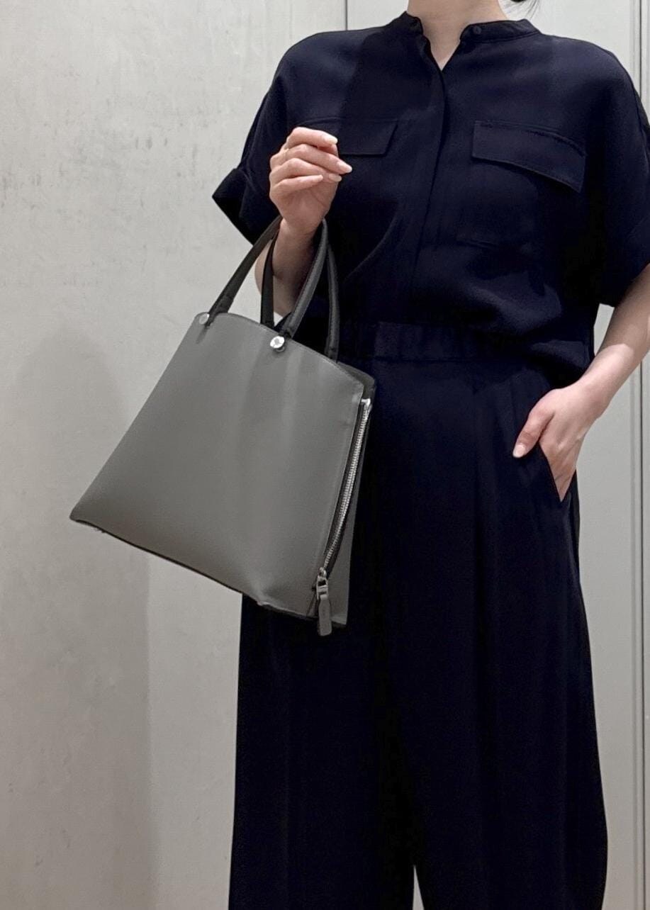 グレー系のトートバッグ、ブルー系のその他パンツ、ブルー系のシャツ/ブラウスを着用したレディースの春コーディネートの8枚目の写真