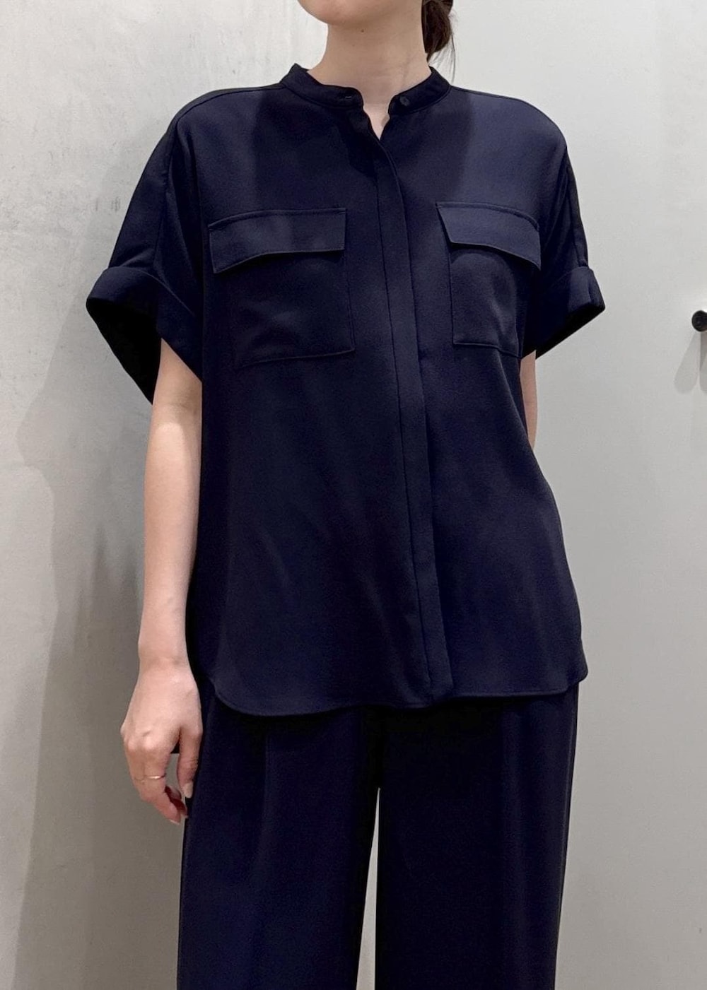 グレー系のトートバッグ、ブルー系のその他パンツ、ブルー系のシャツ/ブラウスを着用したレディースの春コーディネートの5枚目の写真