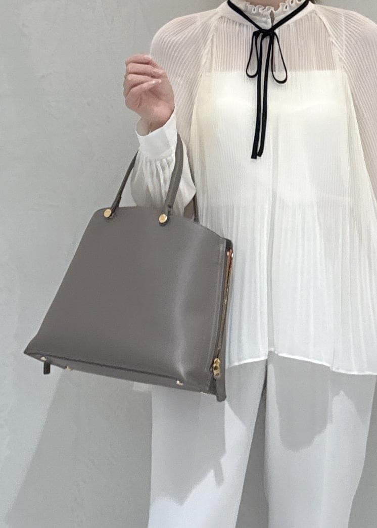 ブラウン系のトートバッグ、ホワイト系のシャツ/ブラウス、ベージュ系のその他パンツを着用したレディースの冬コーディネートの8枚目の写真