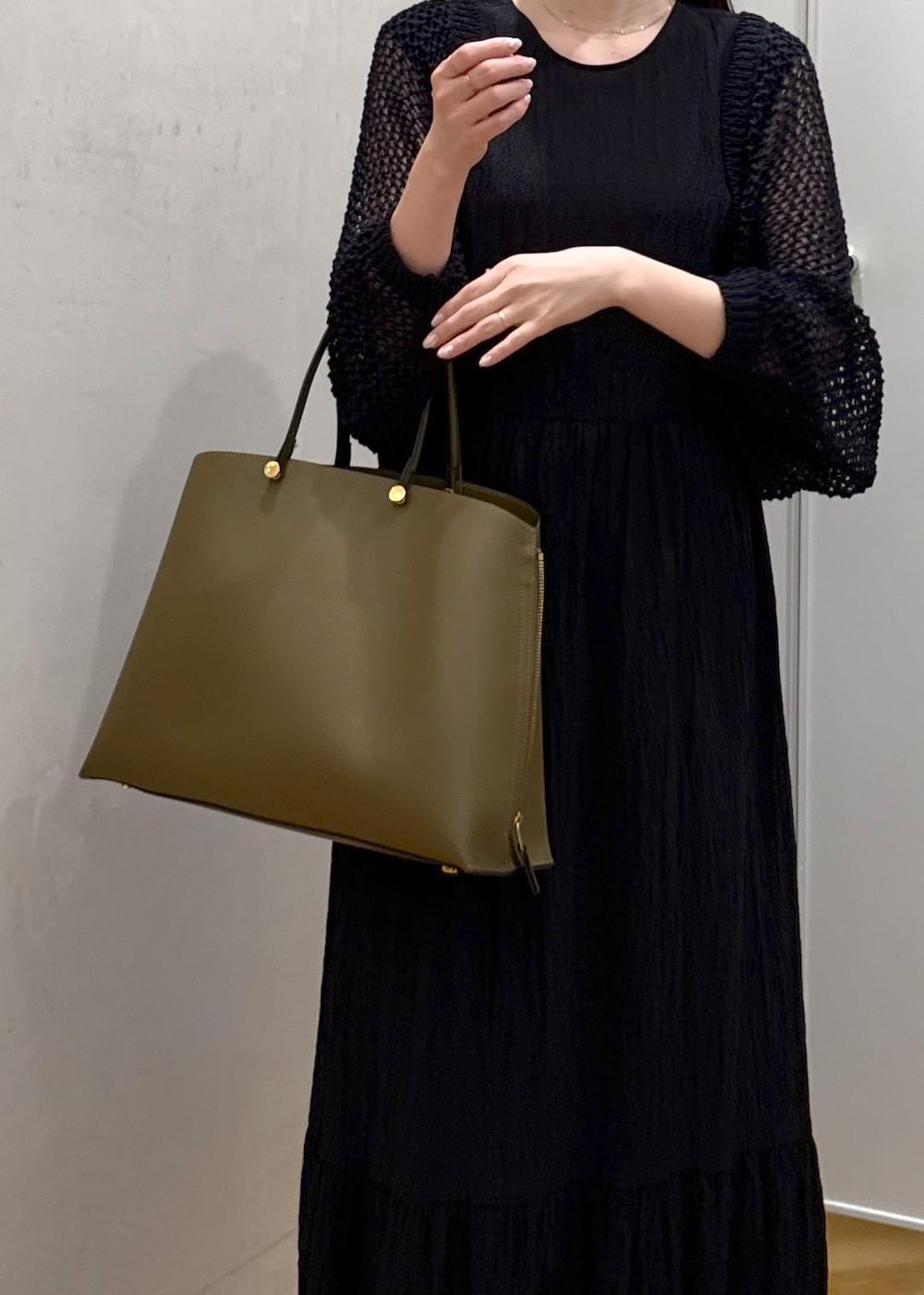 シルバー系のサンダル、グリーン系のトートバッグ、ブラック系のカーディガン/ボレロを着用したレディースの夏コーディネートの7枚目の写真