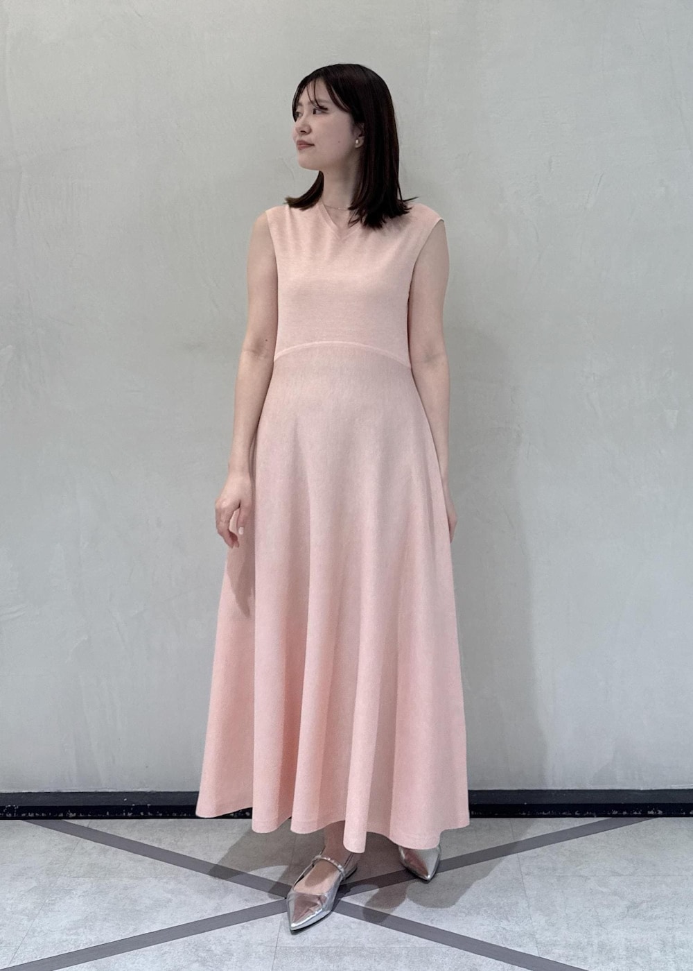 ベージュ系のハンドバッグを着用したレディースの春コーディネートの7枚目の写真