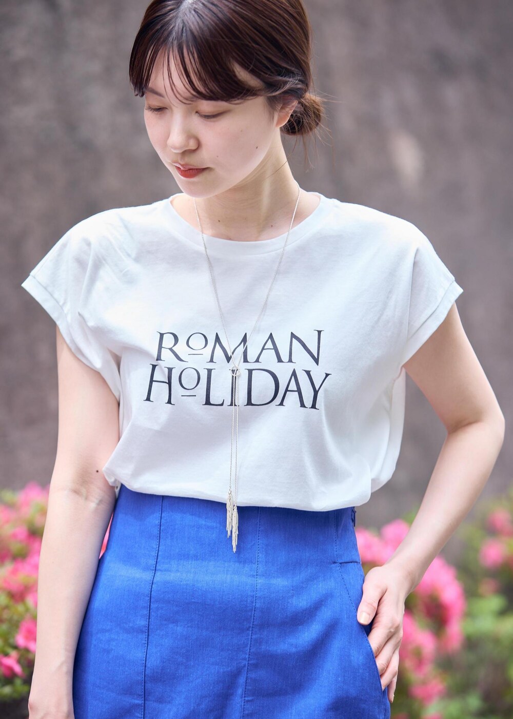 グレー系のショルダーバッグ、ブラック系のサンダル、ブルー系のスカートを着用したレディースの夏コーディネートの5枚目の写真