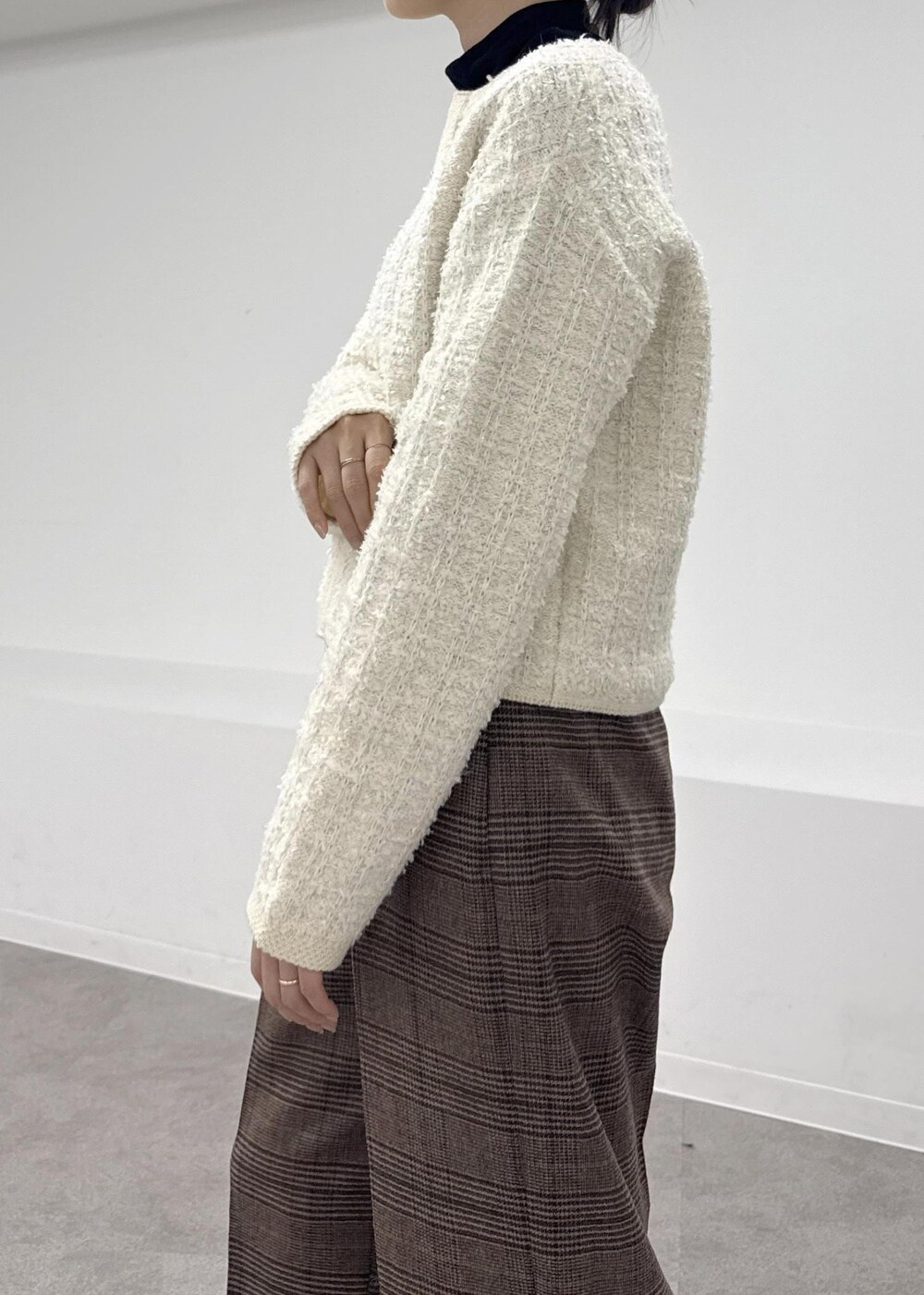 レッド系のトートバッグ、ブラウン系のブーツ、ブラック系のTシャツ/カットソーを着用したレディースの秋コーディネートの5枚目の写真