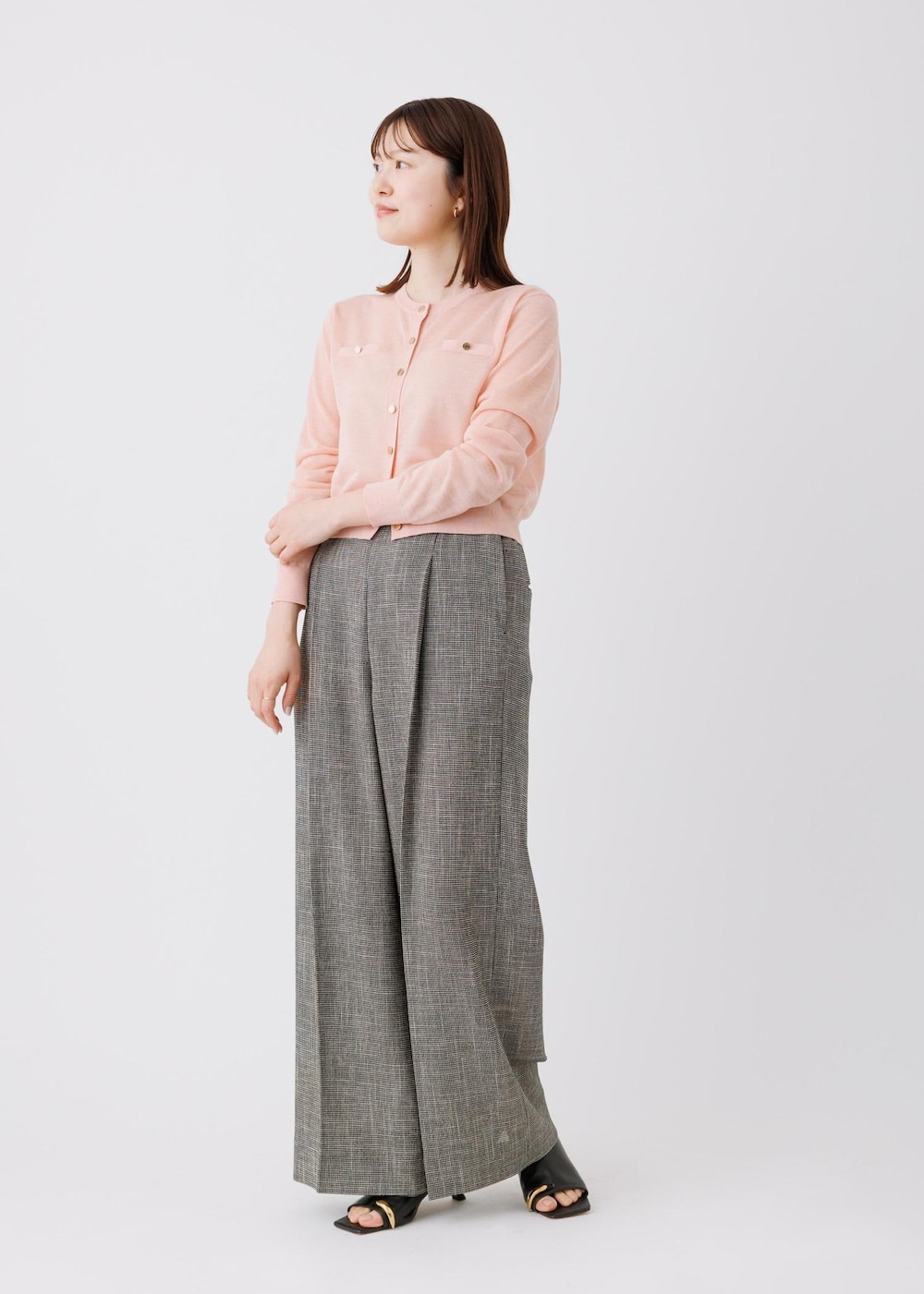 ブラック系のその他パンツを着用したレディースの春コーディネートの2枚目の写真