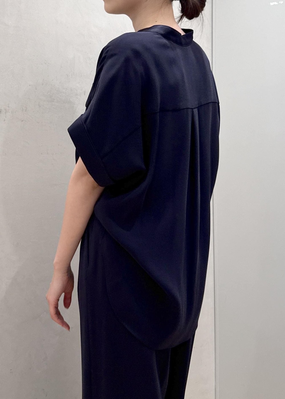 グレー系のトートバッグ、ブルー系のその他パンツ、ブルー系のシャツ/ブラウスを着用したレディースの春コーディネートの6枚目の写真