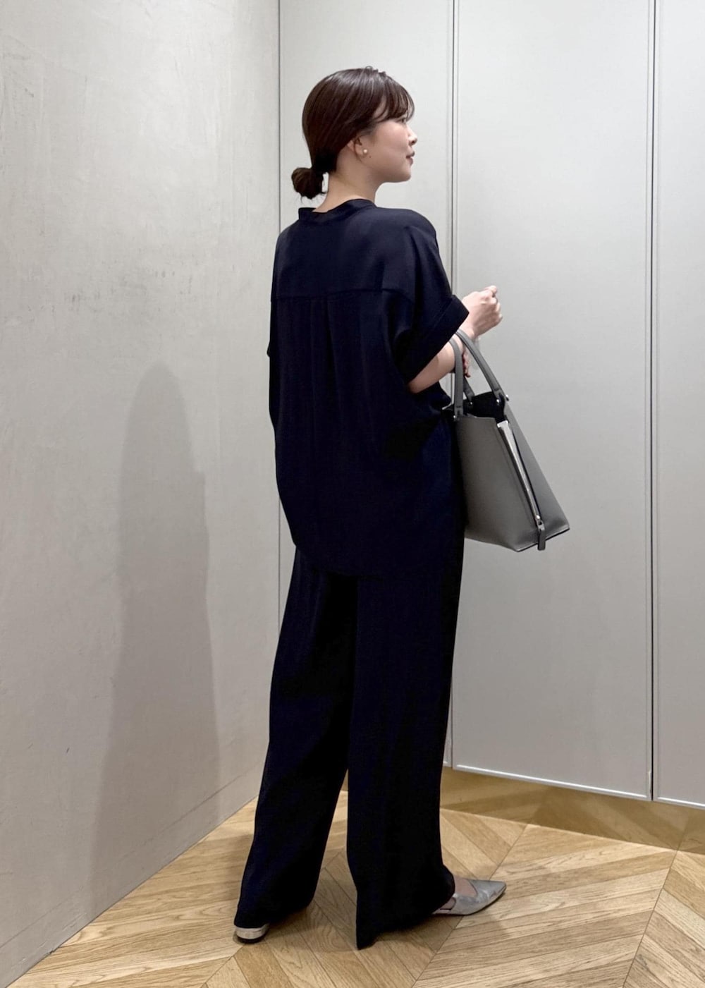 グレー系のトートバッグ、ブルー系のその他パンツ、ブルー系のシャツ/ブラウスを着用したレディースの春コーディネートの3枚目の写真