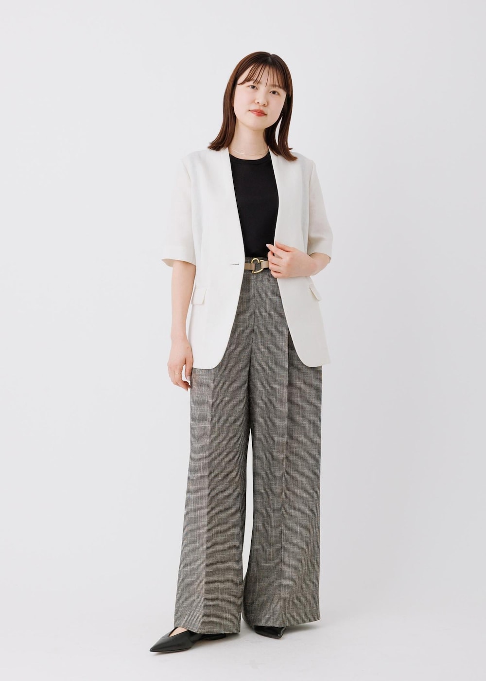 ホワイト系のノーカラージャケット、ブラック系のその他パンツ、ブラック系のTシャツ/カットソーを着用したレディースの春コーディネートの2枚目の写真