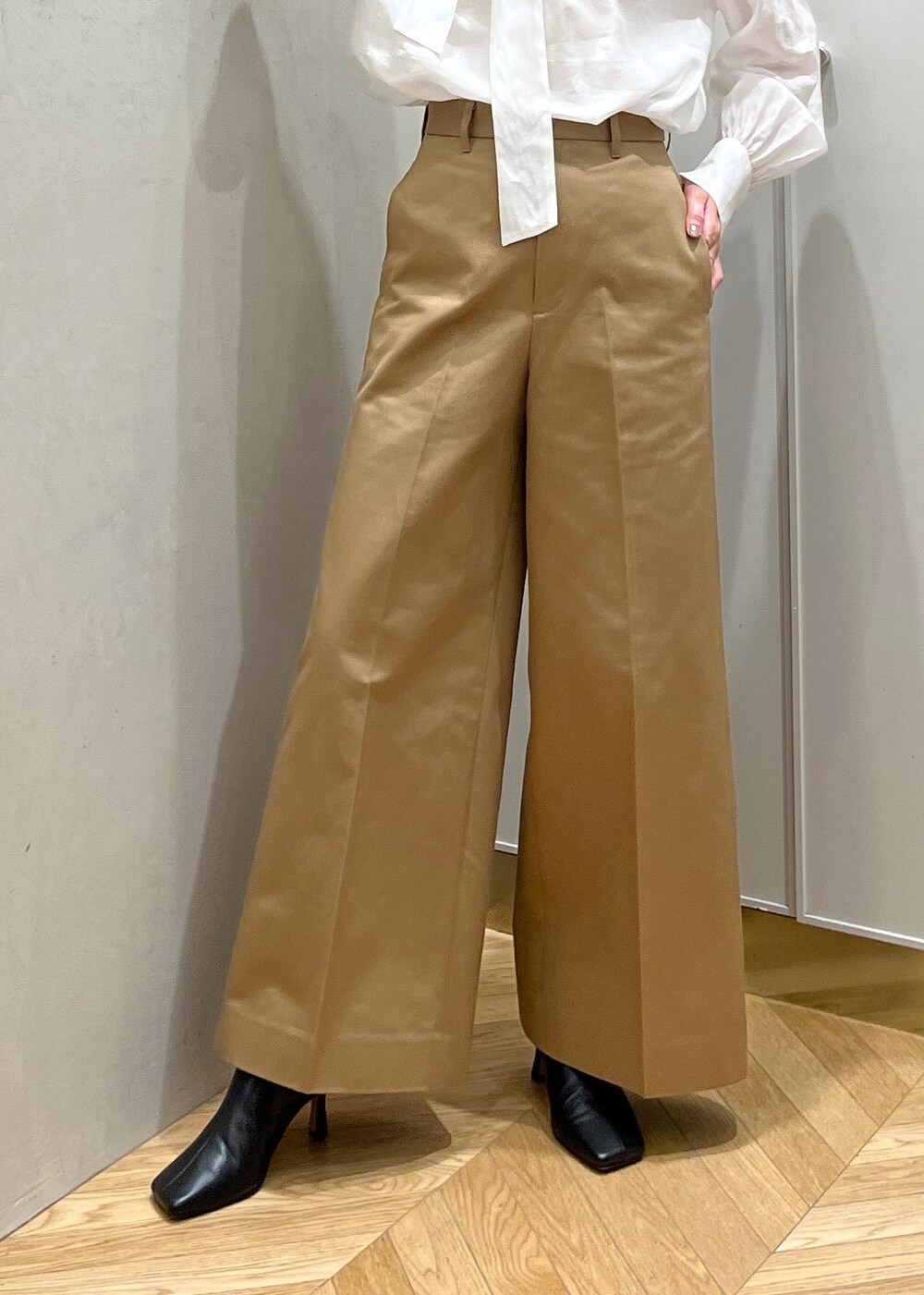 ブラック系のブーツ、ホワイト系のシャツ/ブラウス、ブルー系のベストを着用したレディースの秋コーディネートの7枚目の写真