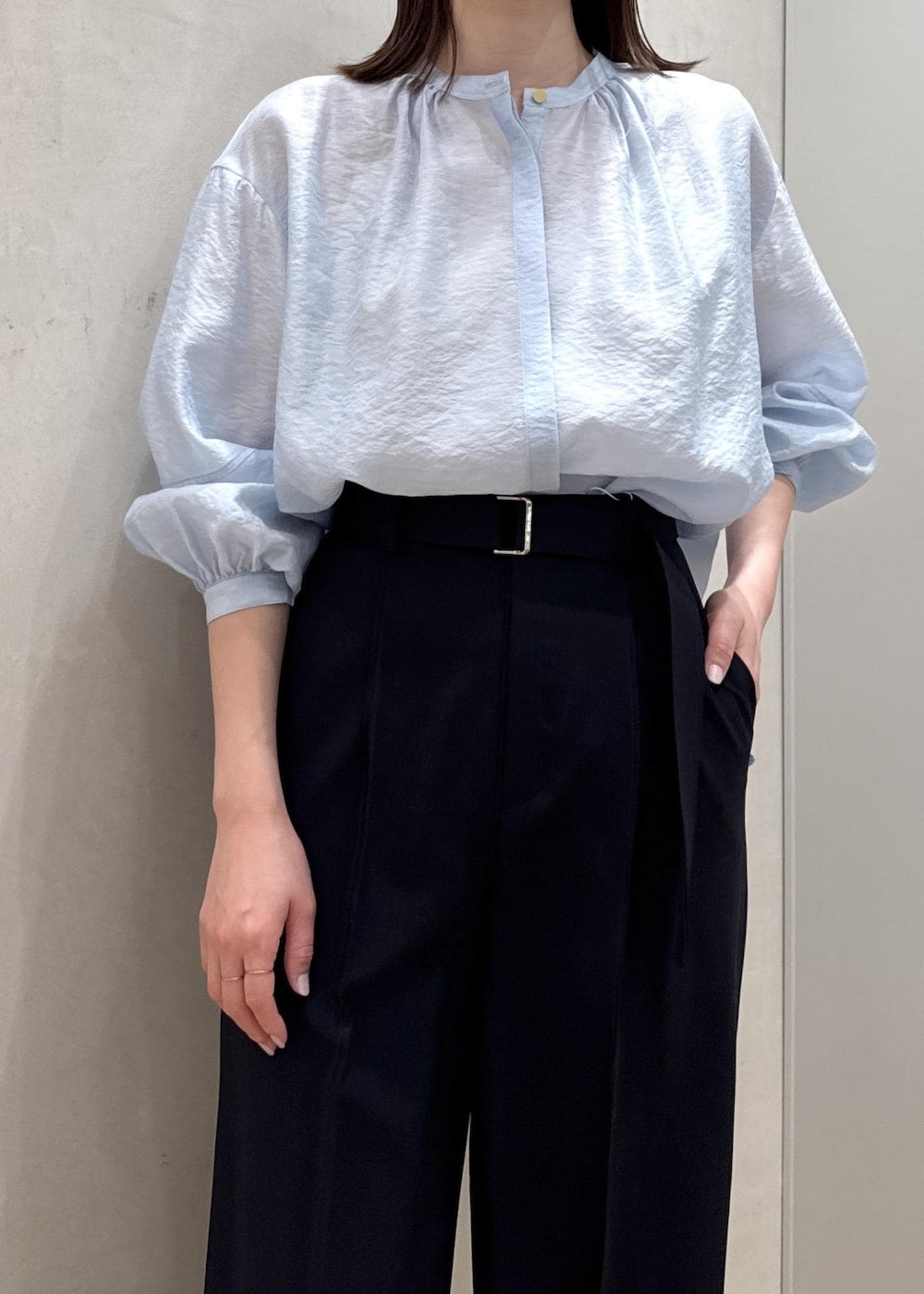 グレー系のトートバッグ、ブルー系のその他パンツ、ブルー系のシャツ/ブラウスを着用したレディースの春コーディネートの4枚目の写真