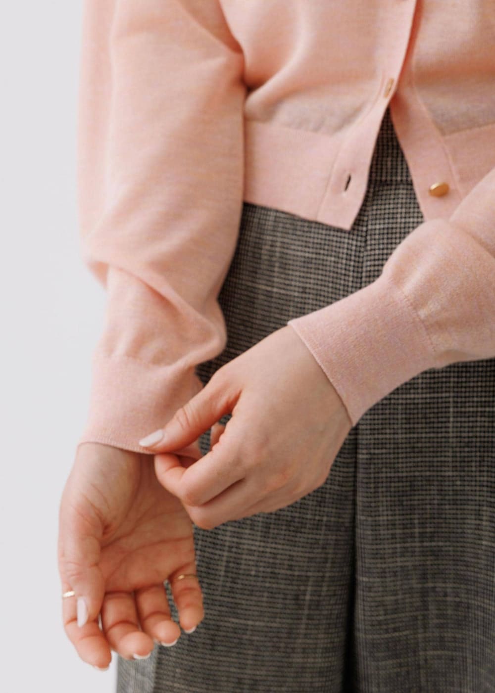 ブラック系のその他パンツを着用したレディースの春コーディネートの5枚目の写真