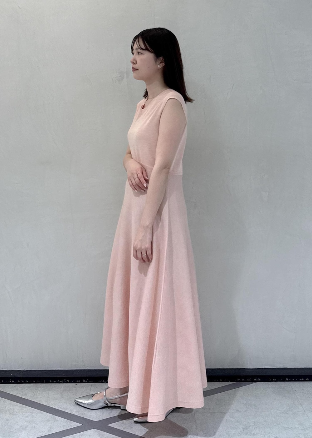 ベージュ系のハンドバッグを着用したレディースの春コーディネートの8枚目の写真