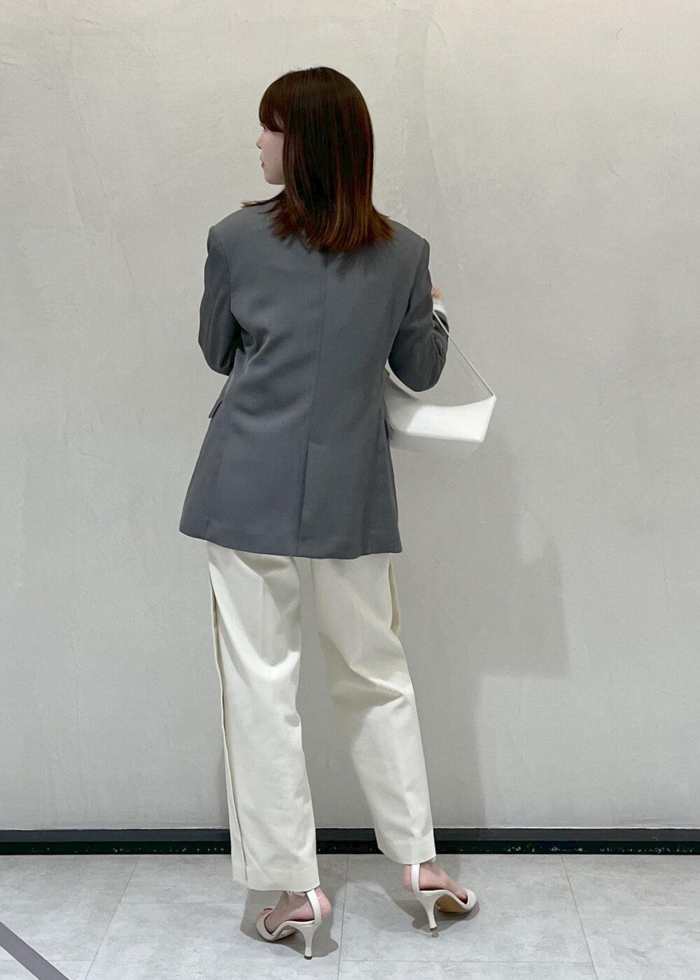 ホワイト系のハンドバッグ、ホワイト系のその他パンツ、ホワイト系のサンダルを着用したレディースの春コーディネートの3枚目の写真