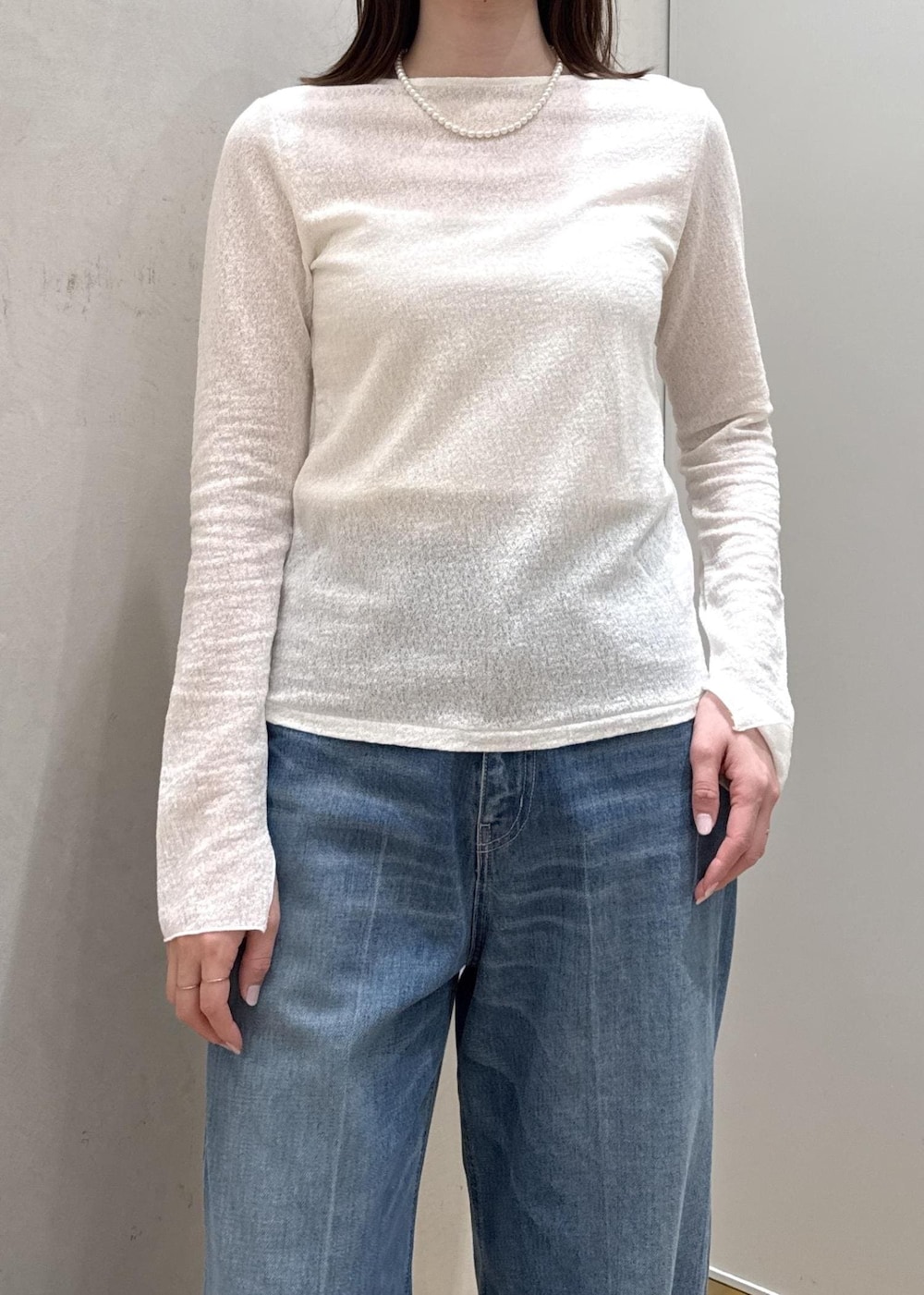 ベージュ系のショルダーバッグ、イエロー系のスカート、ブルー系のデニムジャケットを着用したレディースの春コーディネートの8枚目の写真