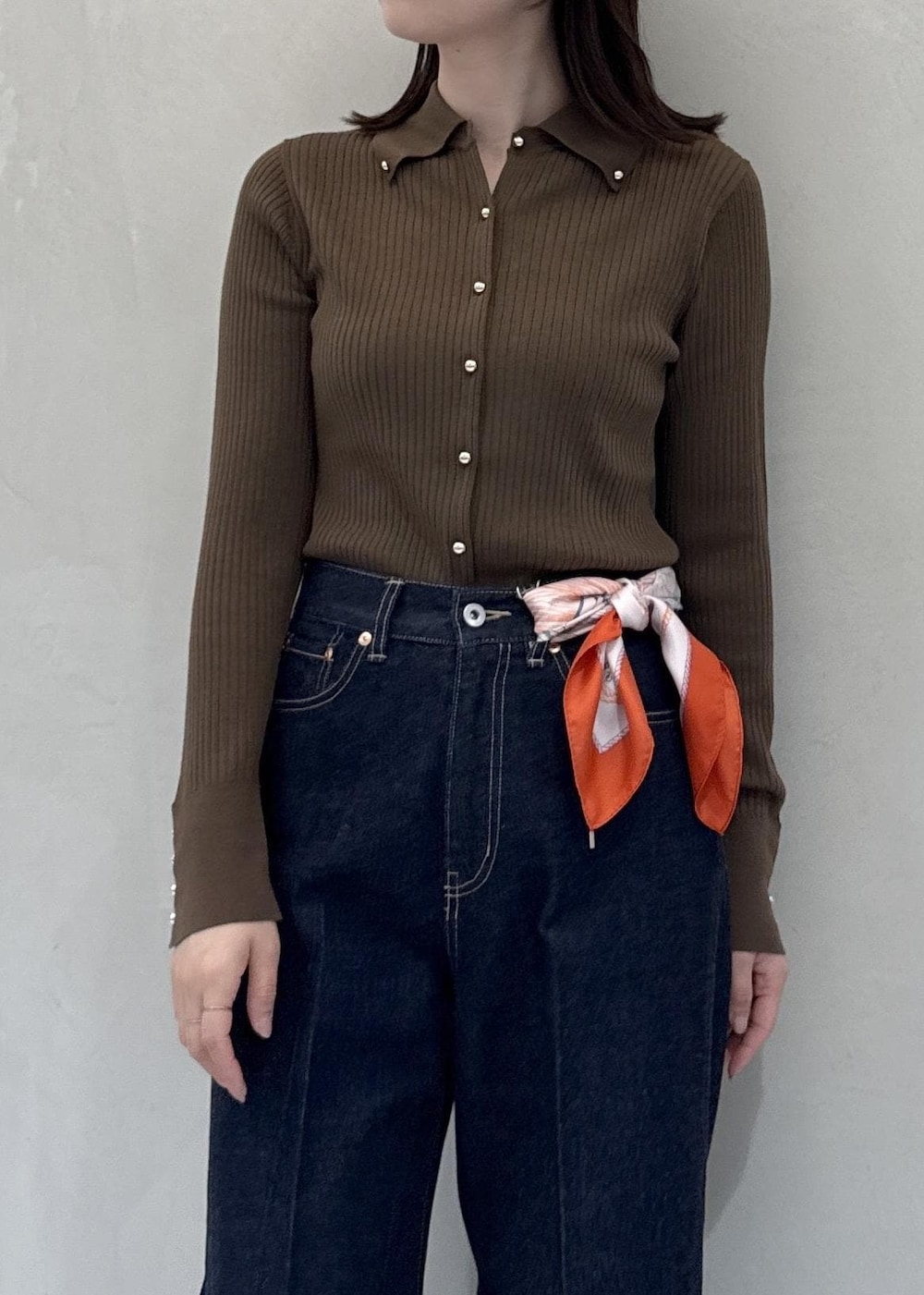 ベージュ系のバックパック/リュック、ブルー系のデニムパンツ、ブラウン系のカーディガン/ボレロを着用したレディースの秋コーディネートの5枚目の写真