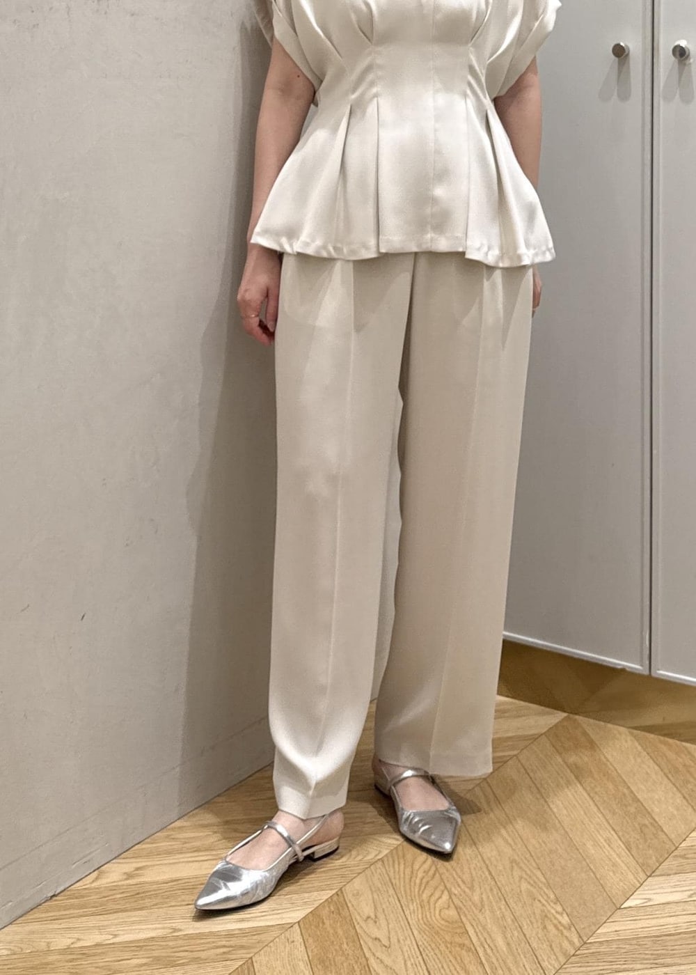 ブラウン系のトートバッグ、ベージュ系のシャツ/ブラウス、ベージュ系のその他パンツを着用したレディースの夏コーディネートの7枚目の写真
