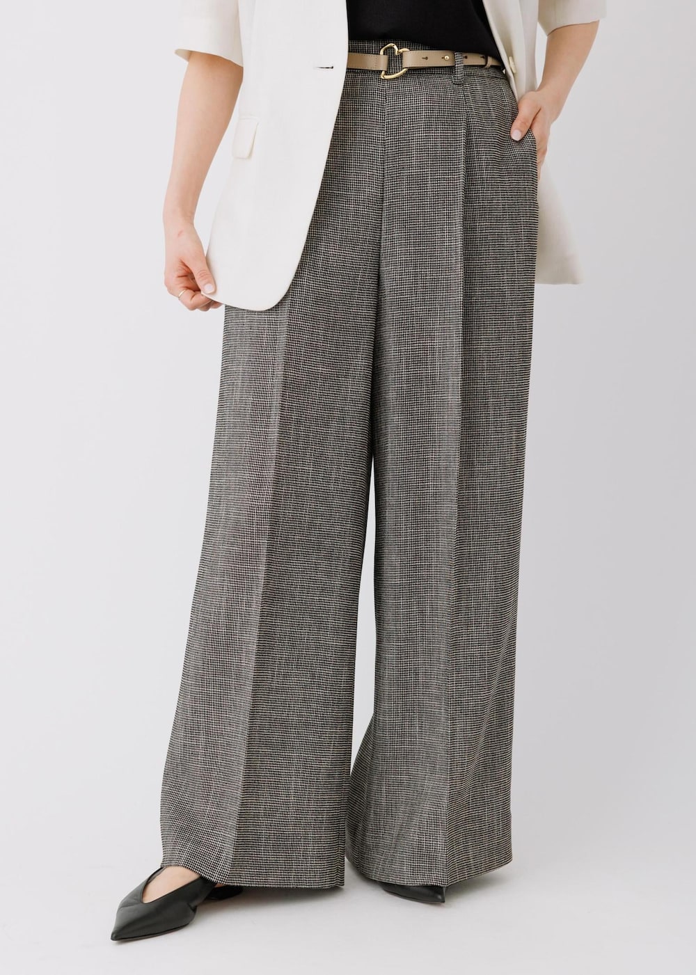 ホワイト系のノーカラージャケット、ブラック系のその他パンツ、ブラック系のTシャツ/カットソーを着用したレディースの春コーディネートの7枚目の写真