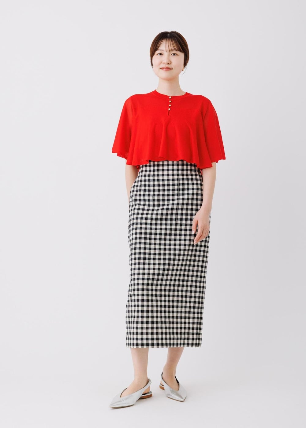 レッド系のTシャツ/カットソー、ブラック系のスカートを着用したレディースの春コーディネートの3枚目の写真