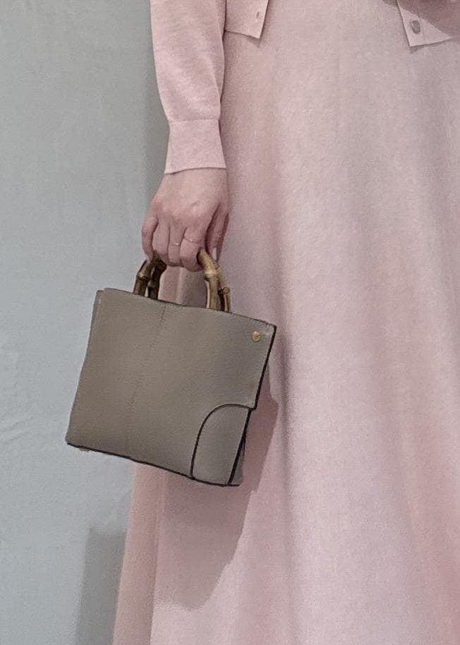 ベージュ系のハンドバッグを着用したレディースの春コーディネートの9枚目の写真