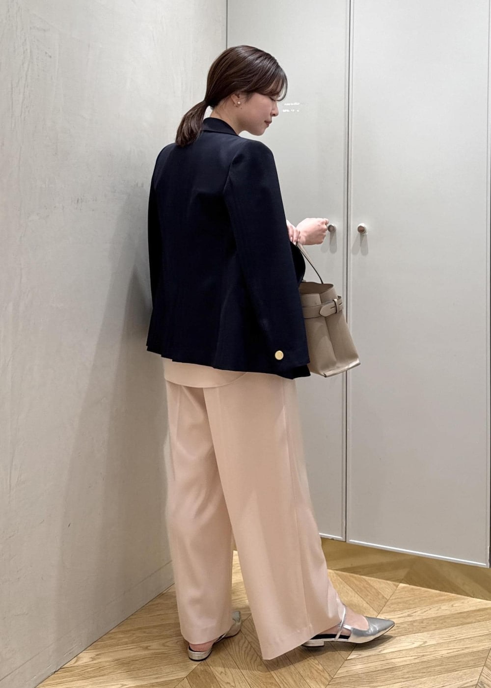 ピンク系のシャツ/ブラウス、ピンク系のその他パンツ、ベージュ系のハンドバッグを着用したレディースの春コーディネートの3枚目の写真