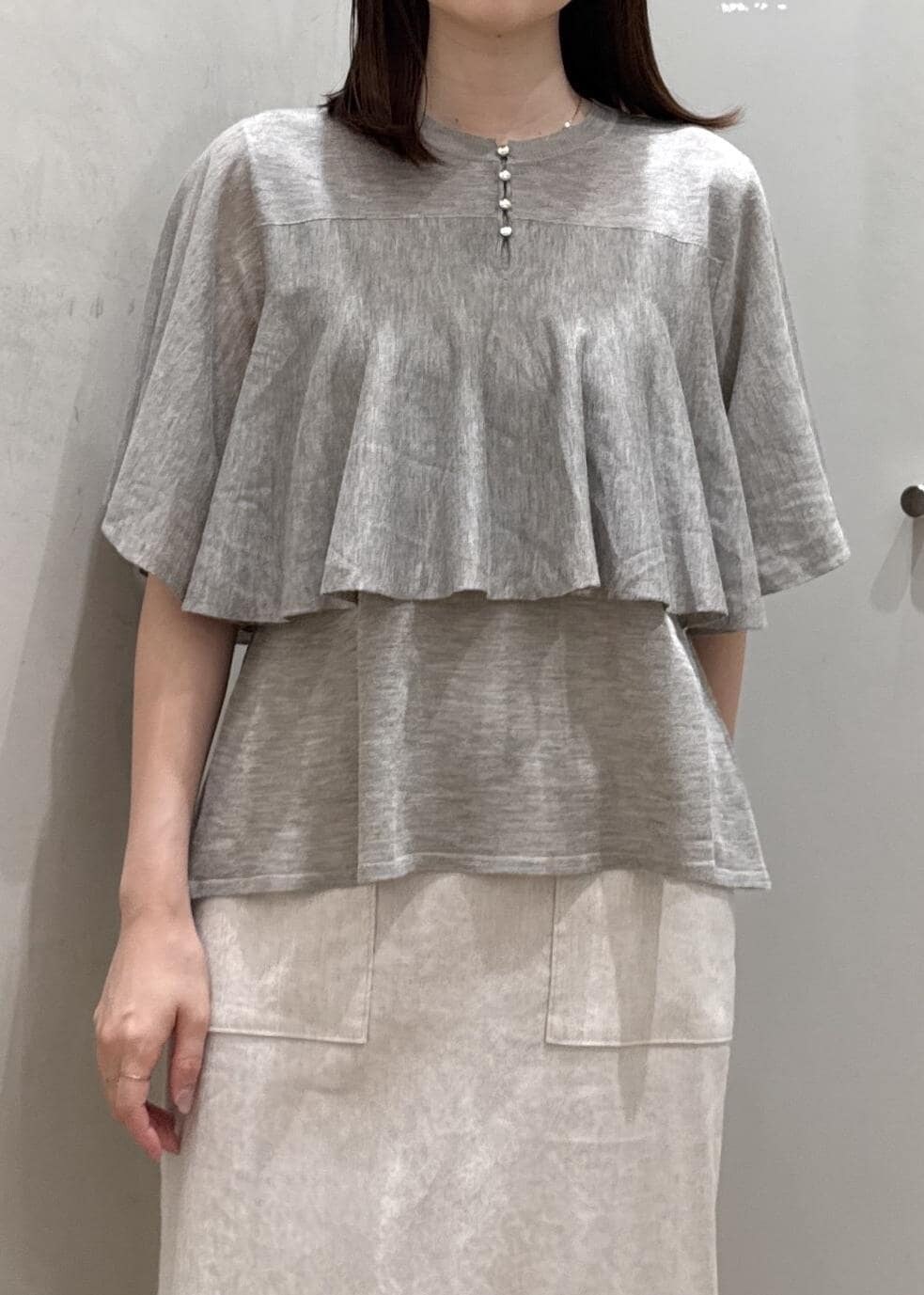 ホワイト系のハンドバッグ、ベージュ系のTシャツ/カットソー、ベージュ系のスカートを着用したレディースの夏コーディネートの5枚目の写真