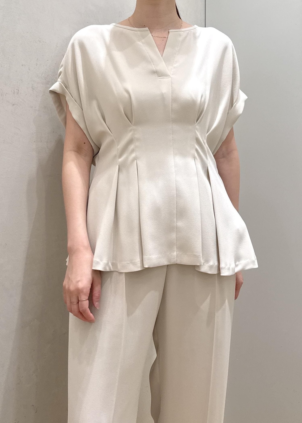 ブラウン系のトートバッグ、ベージュ系のシャツ/ブラウス、ベージュ系のその他パンツを着用したレディースの夏コーディネートの4枚目の写真