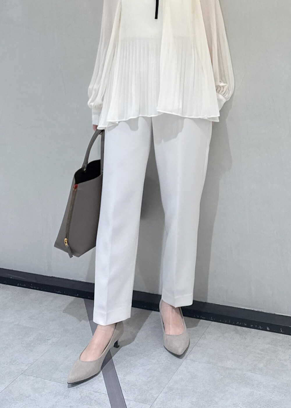 ブラウン系のトートバッグ、ホワイト系のシャツ/ブラウス、ベージュ系のその他パンツを着用したレディースの冬コーディネートの7枚目の写真