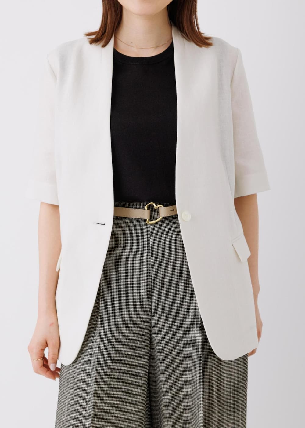 ホワイト系のノーカラージャケット、ブラック系のその他パンツ、ブラック系のTシャツ/カットソーを着用したレディースの春コーディネートの5枚目の写真