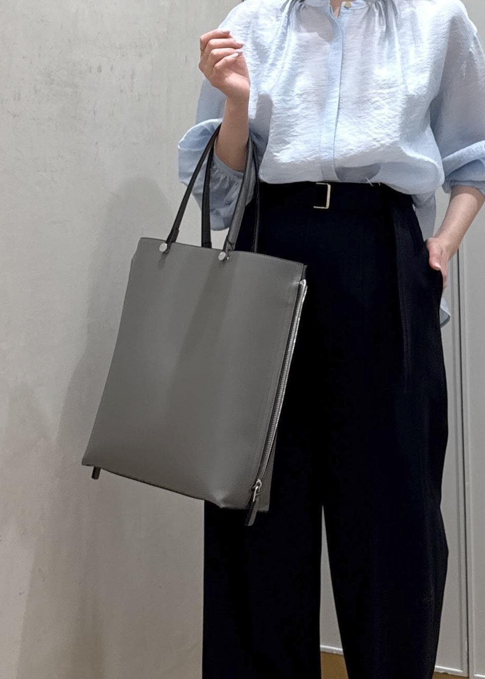 グレー系のトートバッグ、ブルー系のその他パンツ、ブルー系のシャツ/ブラウスを着用したレディースの春コーディネートの8枚目の写真