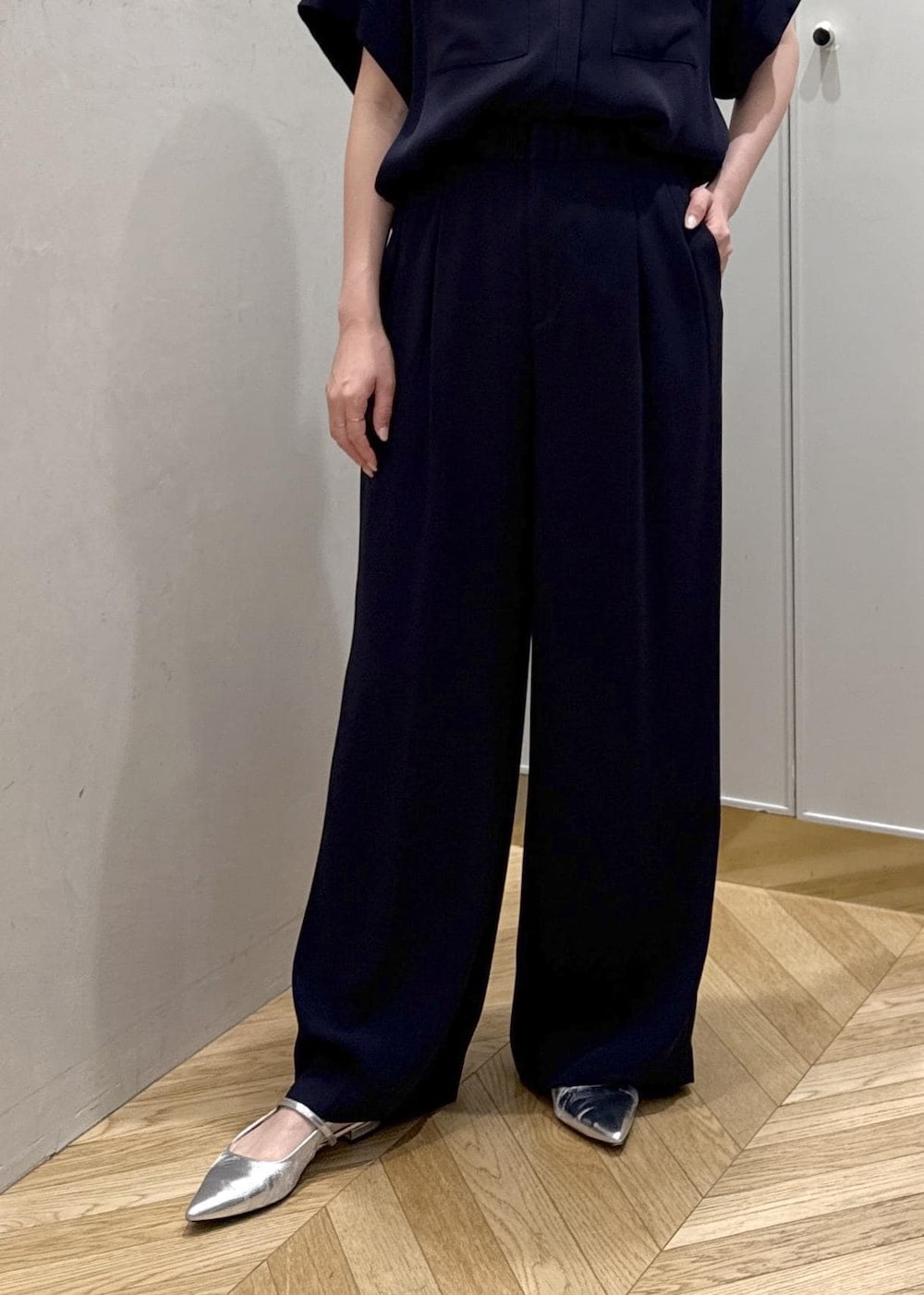 グレー系のトートバッグ、ブルー系のその他パンツ、ブルー系のシャツ/ブラウスを着用したレディースの春コーディネートの7枚目の写真
