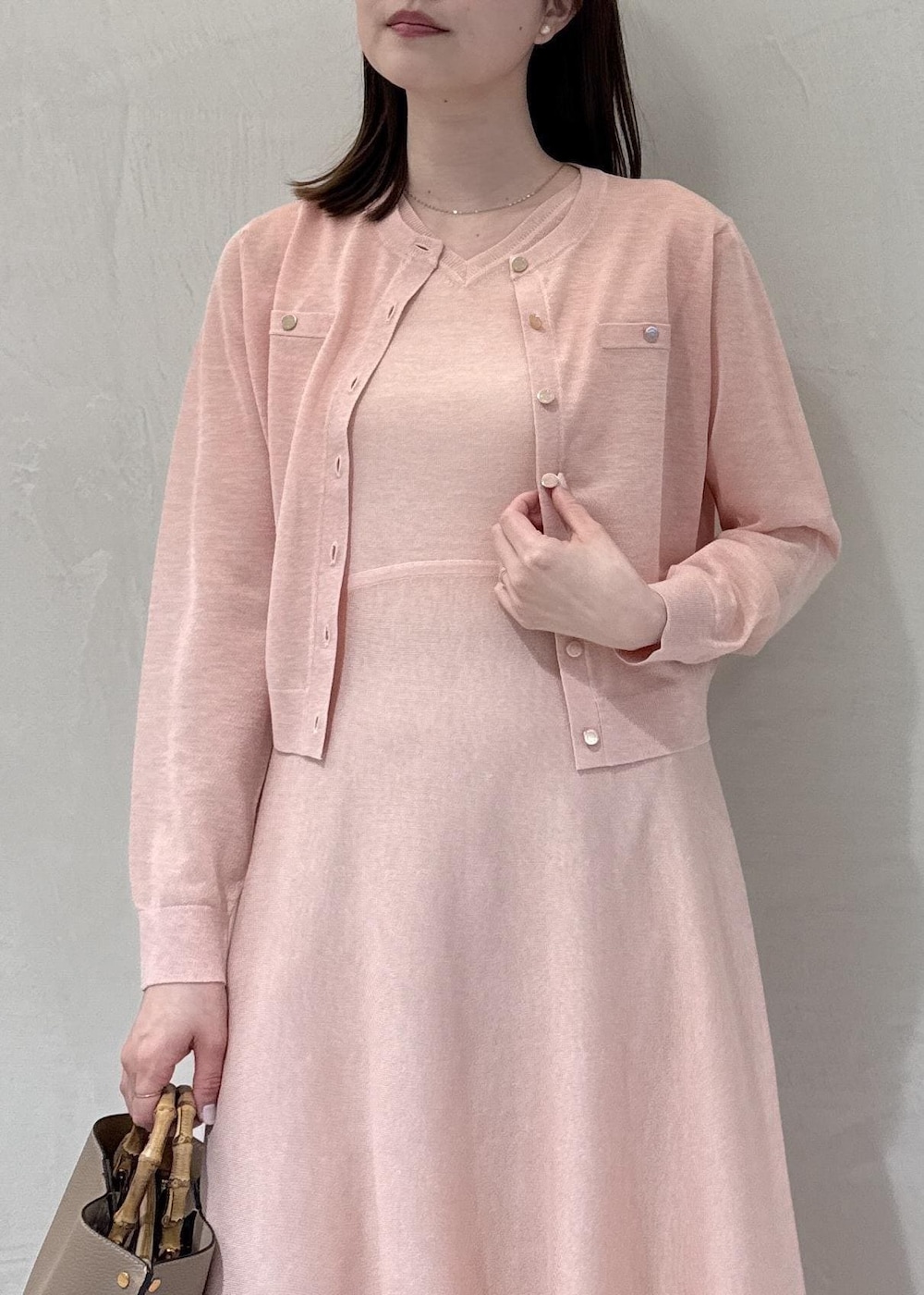 ベージュ系のハンドバッグを着用したレディースの春コーディネートの5枚目の写真