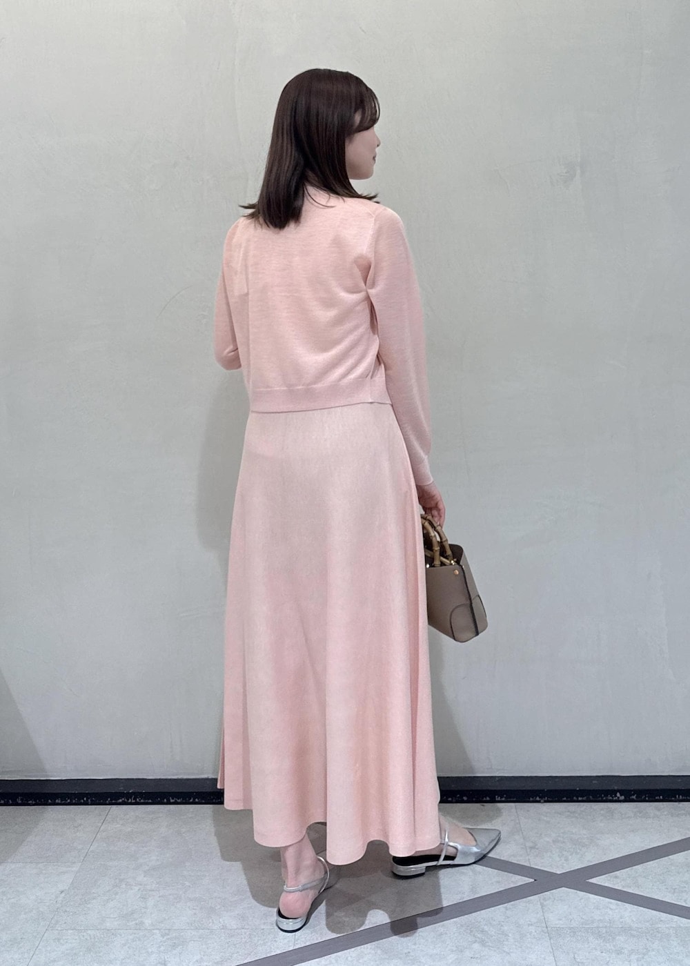 ベージュ系のハンドバッグを着用したレディースの春コーディネートの4枚目の写真