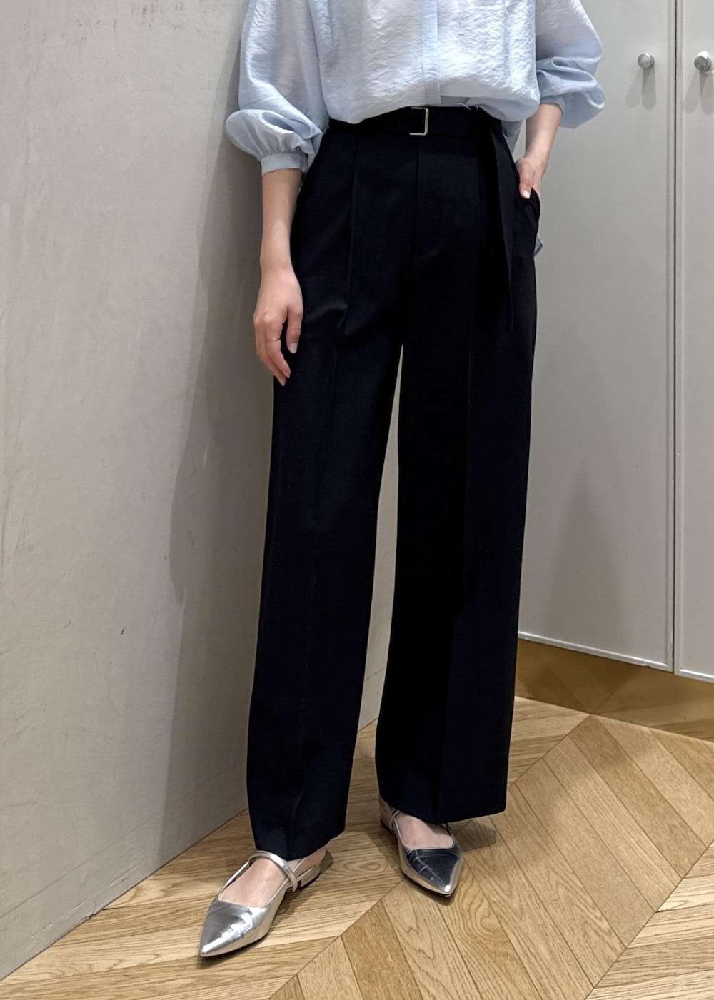 グレー系のトートバッグ、ブルー系のその他パンツ、ブルー系のシャツ/ブラウスを着用したレディースの春コーディネートの7枚目の写真