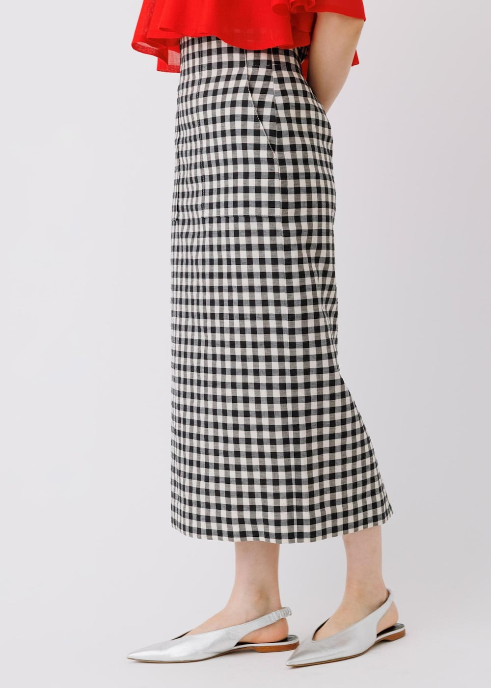 レッド系のTシャツ/カットソー、ブラック系のスカートを着用したレディースの春コーディネートの6枚目の写真