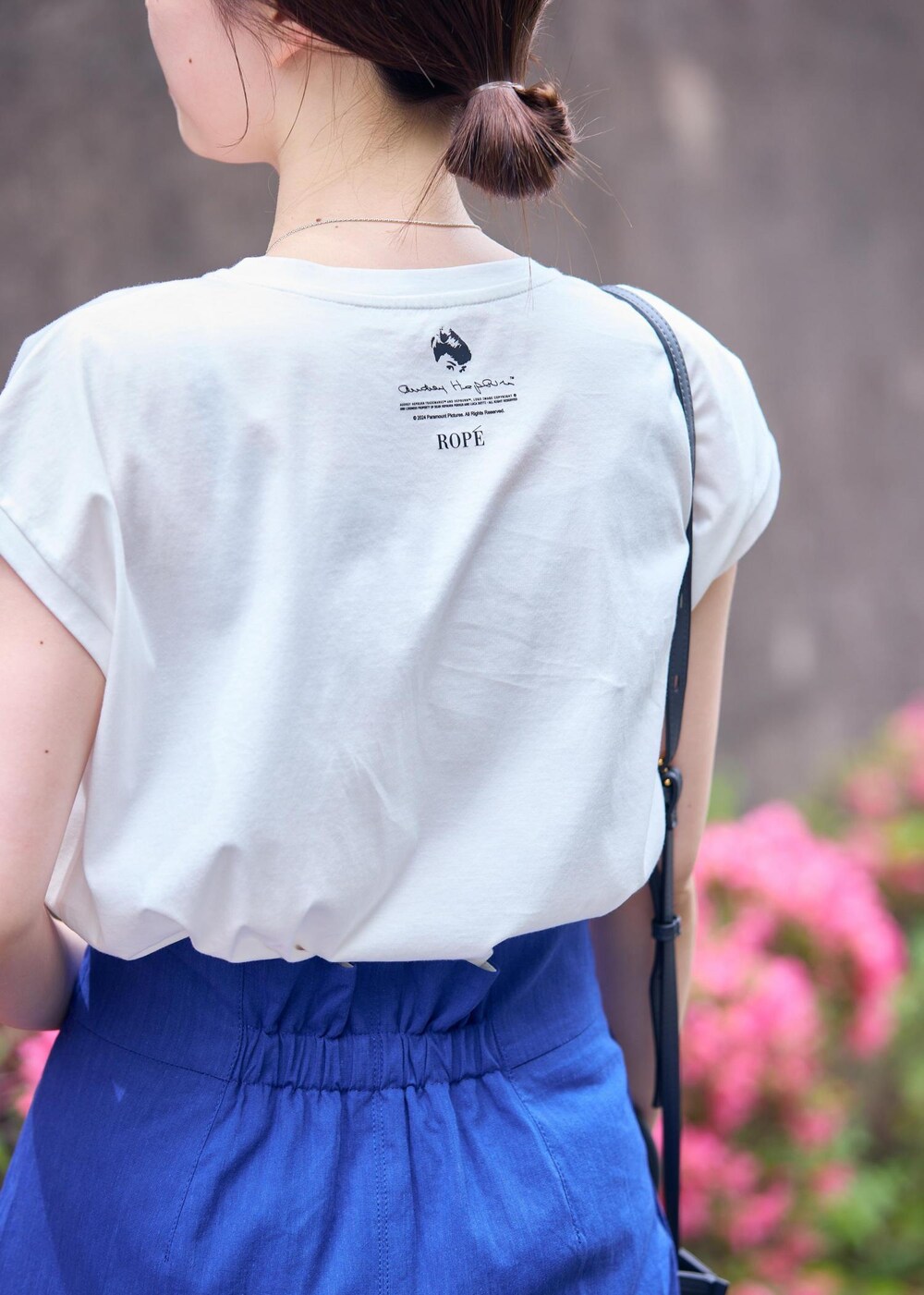 グレー系のショルダーバッグ、ブラック系のサンダル、ブルー系のスカートを着用したレディースの夏コーディネートの6枚目の写真