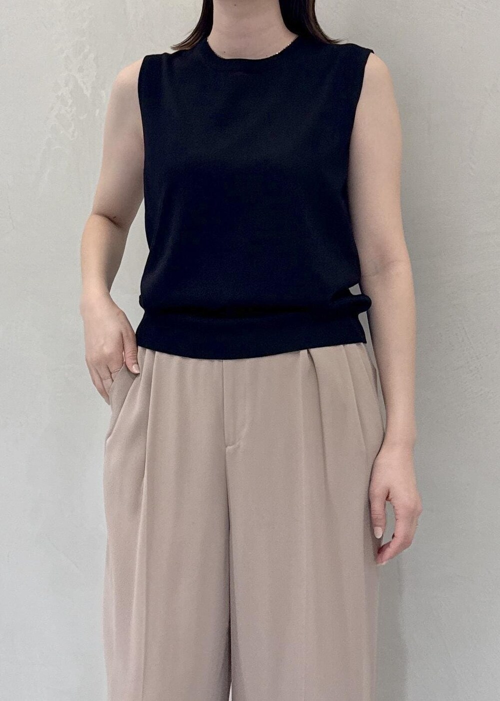 ベージュ系のトートバッグ、ベージュ系のその他パンツ、ブラック系のTシャツ/カットソーを着用したレディースの春コーディネートの8枚目の写真