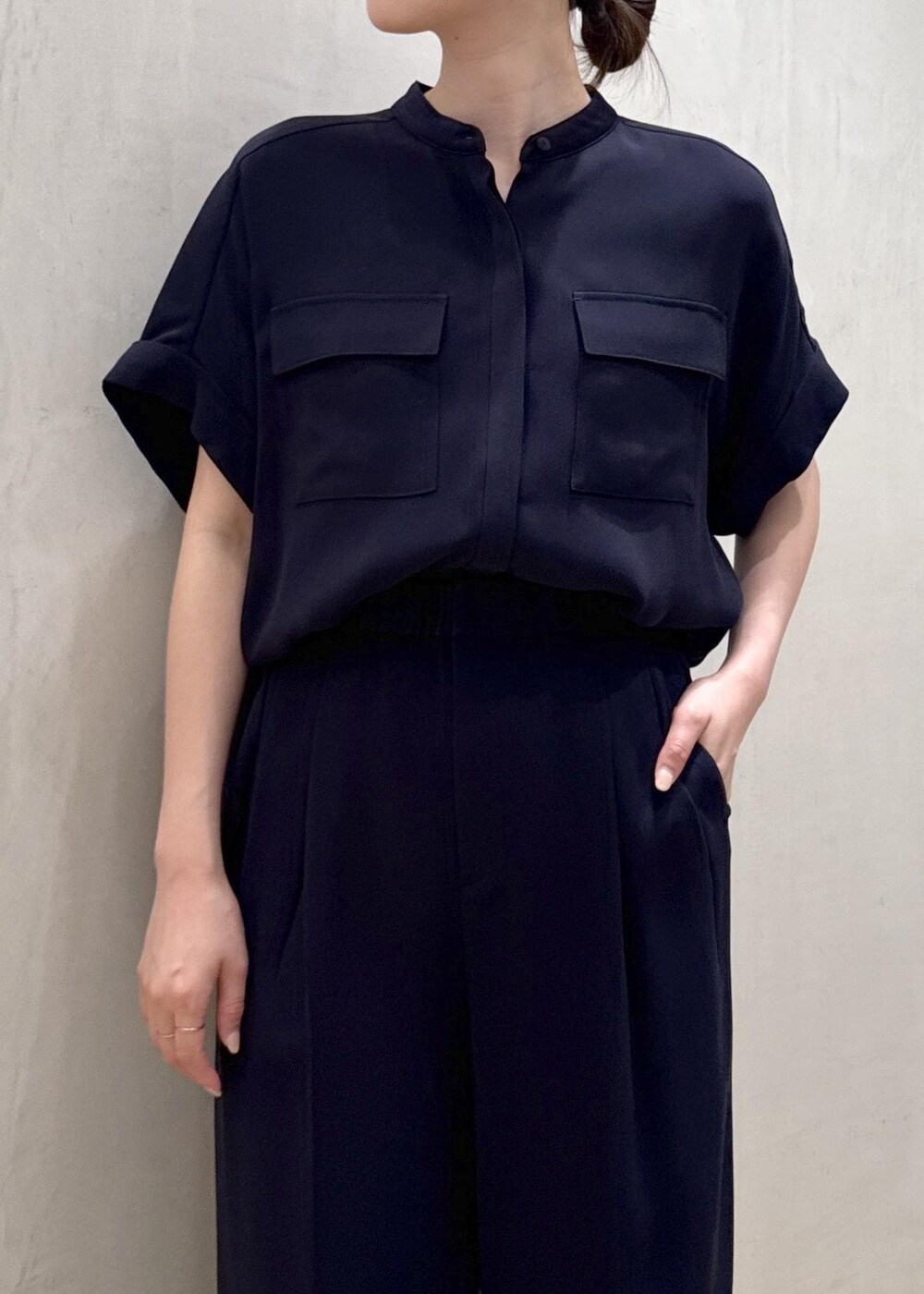グレー系のトートバッグ、ブルー系のその他パンツ、ブルー系のシャツ/ブラウスを着用したレディースの春コーディネートの4枚目の写真