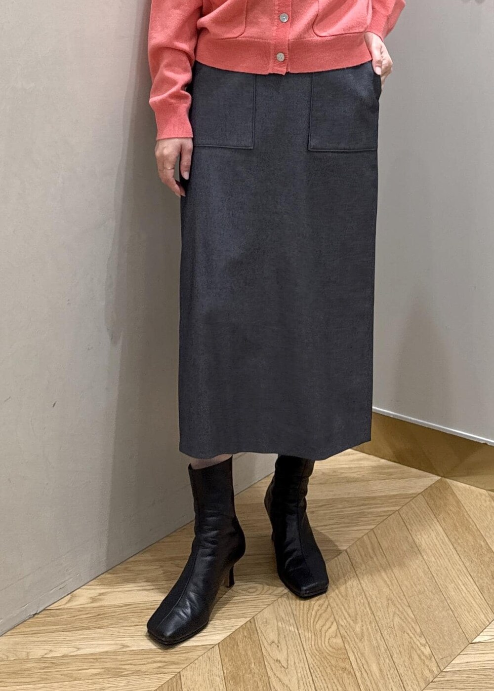 ブラック系のトートバッグ、ブルー系のテーラードジャケット、ブルー系のスカートを着用したレディースの冬コーディネートの8枚目の写真