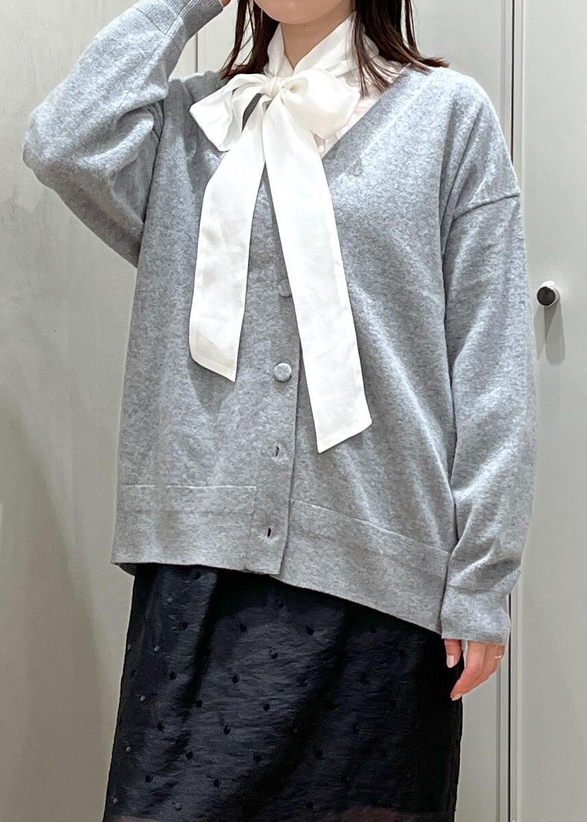 ブラック系のブーツ、ホワイト系のシャツ/ブラウス、グレー系のカーディガン/ボレロを着用したレディースの秋コーディネートの5枚目の写真