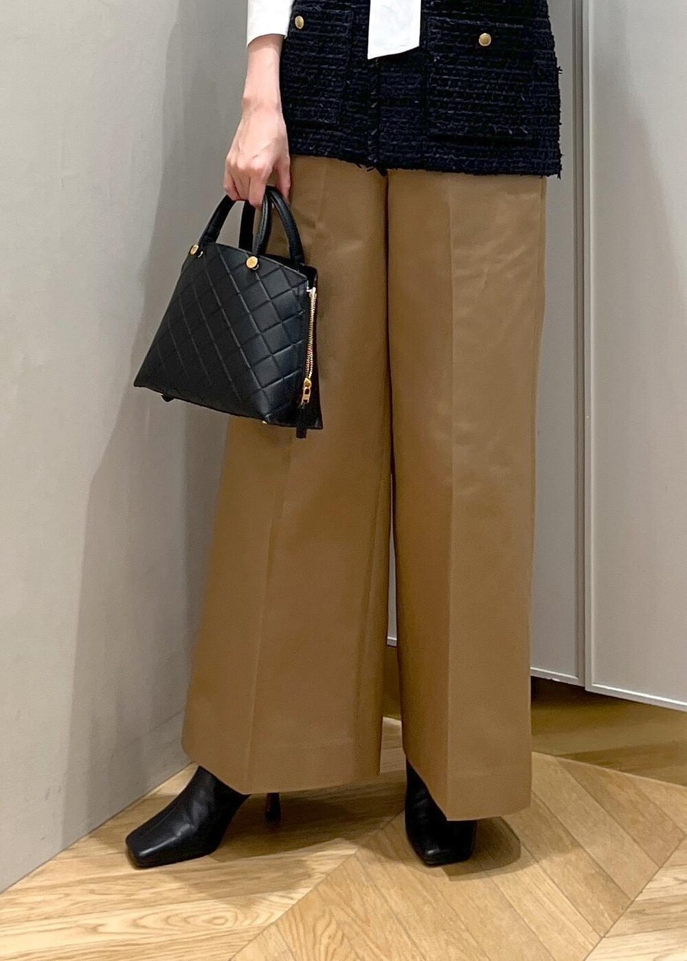 ブラック系のブーツ、ホワイト系のシャツ/ブラウス、ブルー系のベストを着用したレディースの秋コーディネートの8枚目の写真