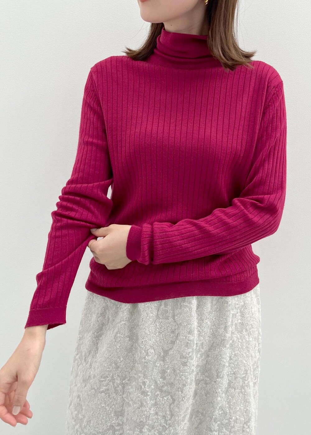 「スパンコール、スクエアトゥ、ジョンスメドレー、JOHN SMEDLEY、ニット、長袖、レッド、タートルネック、ホワイト、タイトスカート、ブラック、ヒール、初秋コーデ、秋コーデ、デートコーデ」｜「ROPE'のロープモチーフイヤリング（イヤリング、ゴールド系）」を使った、rihoさん（レディース・160cm）の秋コーディネートの4枚目の写真
