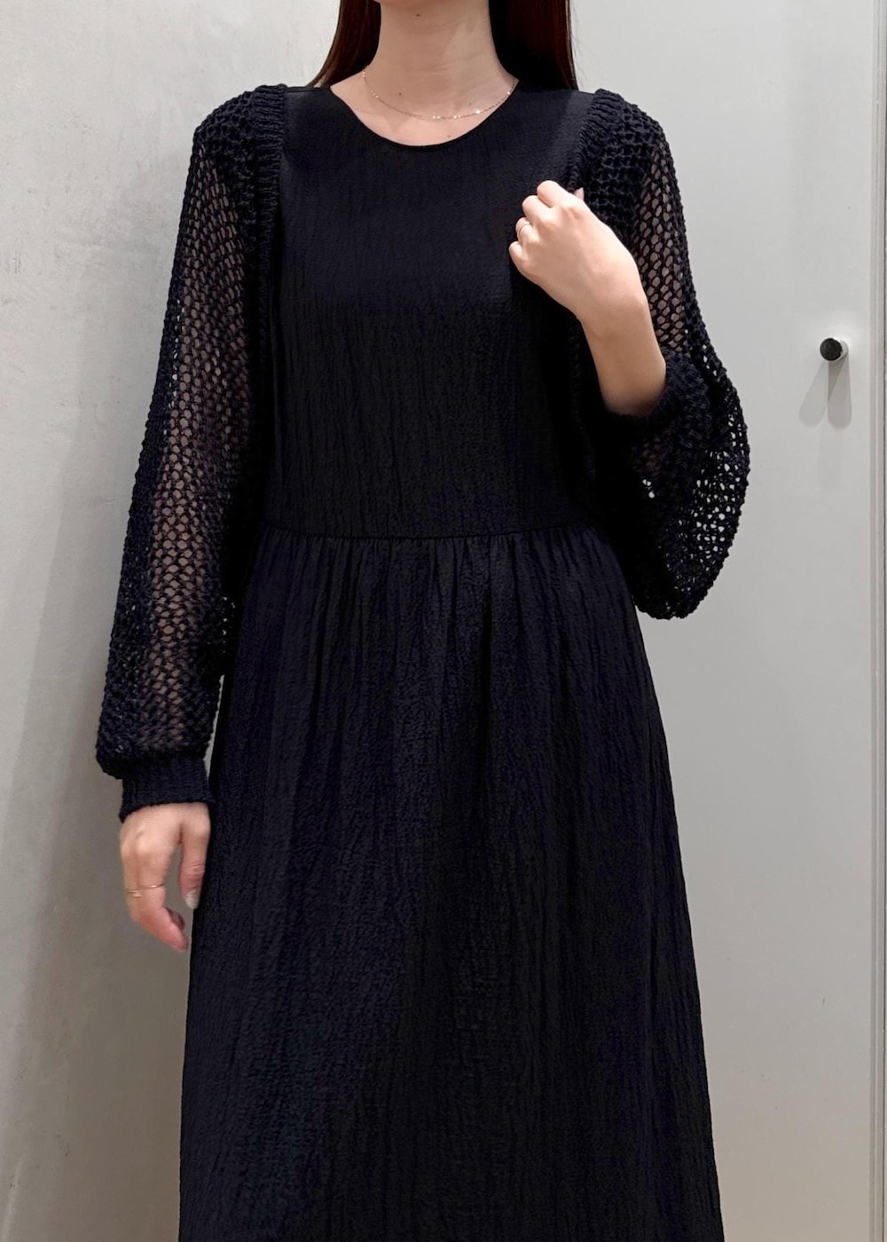 シルバー系のサンダル、グリーン系のトートバッグ、ブラック系のカーディガン/ボレロを着用したレディースの夏コーディネートの4枚目の写真