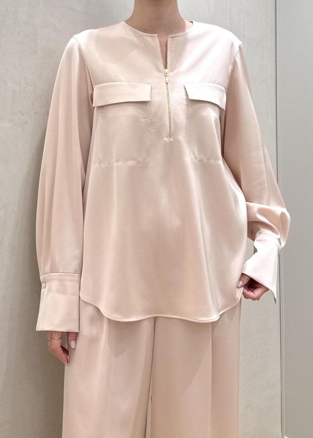 ピンク系のシャツ/ブラウス、ピンク系のその他パンツ、ベージュ系のハンドバッグを着用したレディースの春コーディネートの6枚目の写真