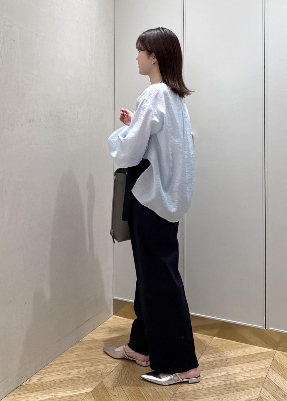 グレー系のトートバッグ、ブルー系のその他パンツ、ブルー系のシャツ/ブラウスを着用したレディースの春コーディネートの2枚目の写真