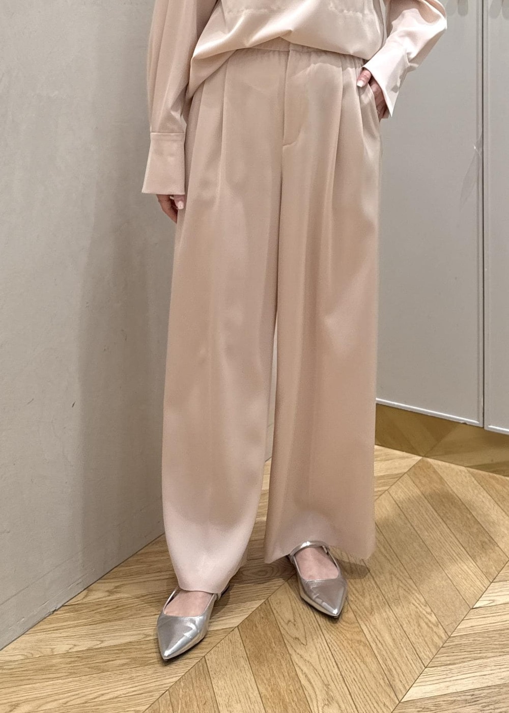 ピンク系のシャツ/ブラウス、ピンク系のその他パンツ、ベージュ系のハンドバッグを着用したレディースの春コーディネートの8枚目の写真