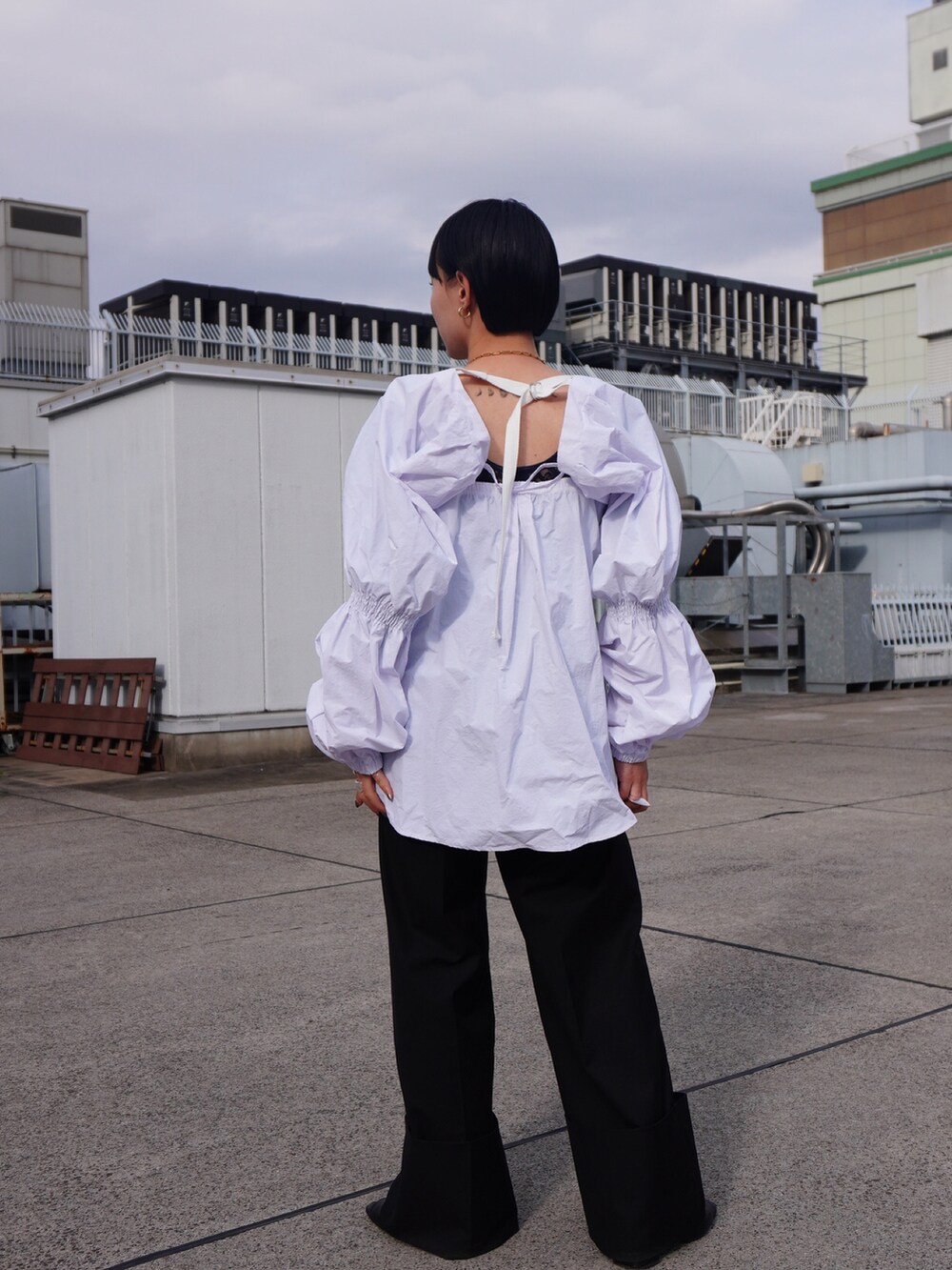 ホワイト系のシャツ/ブラウスを着用したレディースの春コーディネートの3枚目の写真