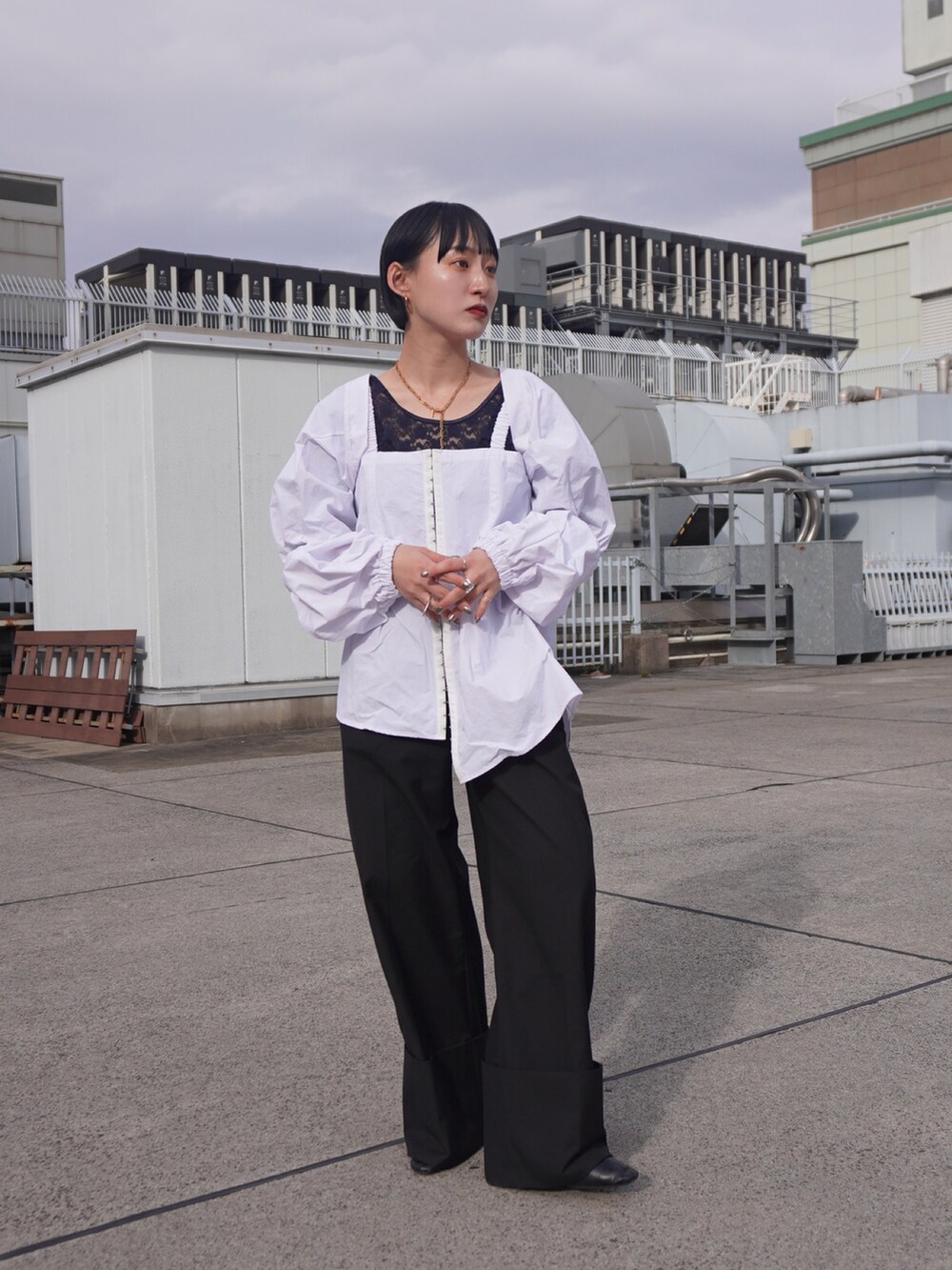 ホワイト系のシャツ/ブラウスを着用したレディースの春コーディネートの2枚目の写真