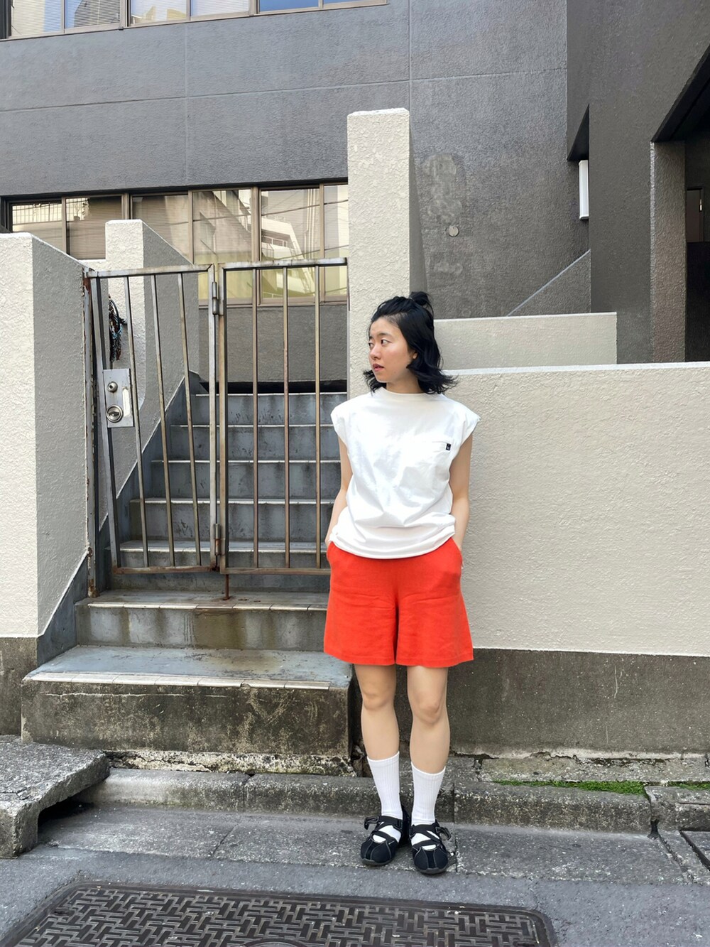 ホワイト系のタンクトップを着用したレディースの夏コーディネートの2枚目の写真